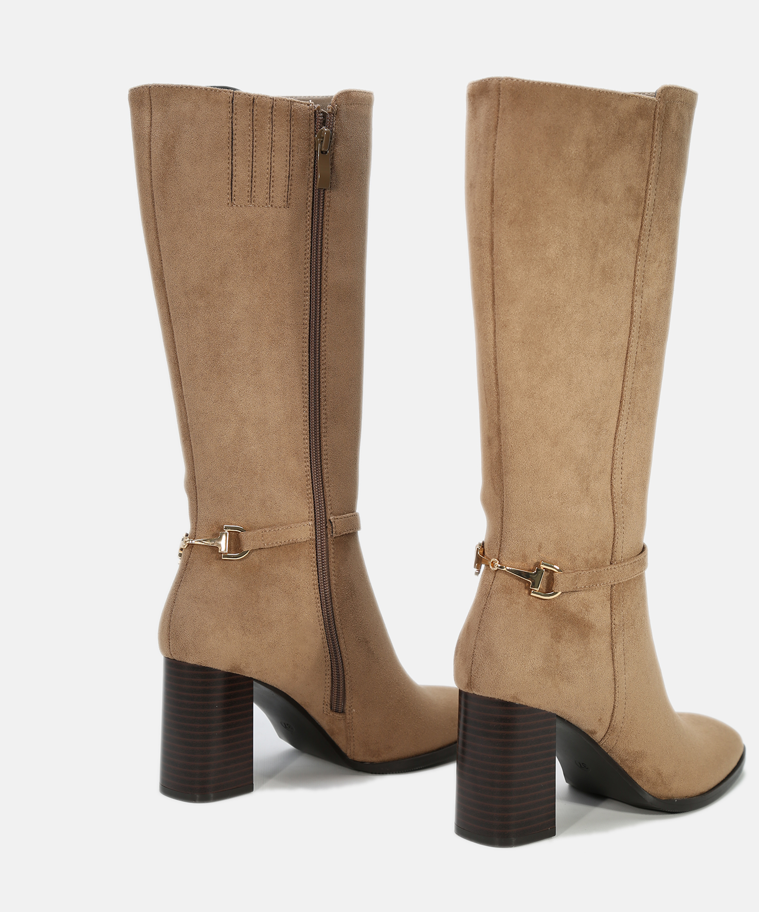 Botas com salto e detalhe de fivela image number null